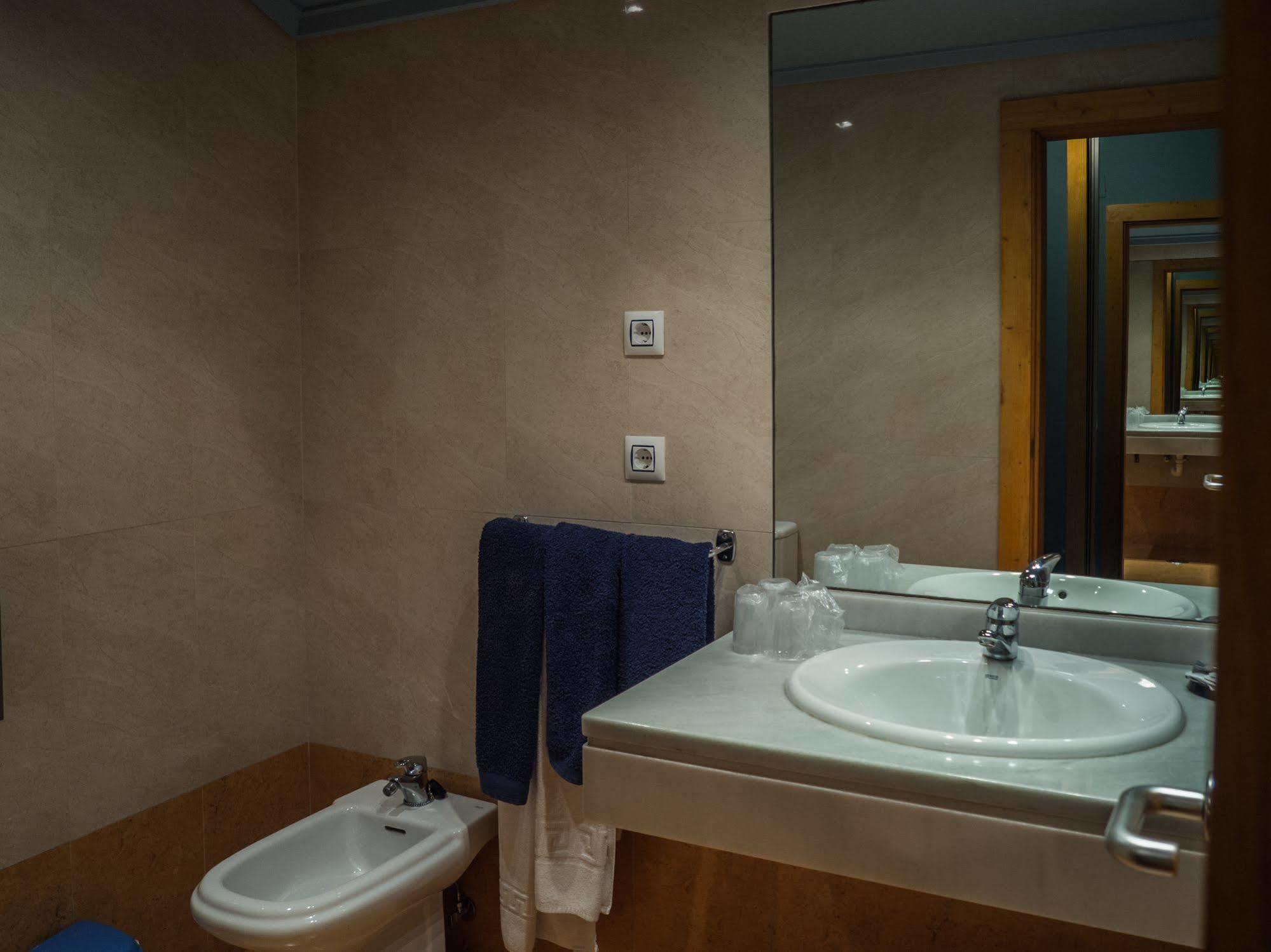 Hotel Bezana Lago Santa Cruz De Bezana Eksteriør bilde