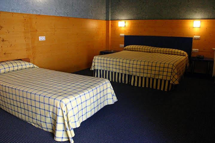 Hotel Bezana Lago Santa Cruz De Bezana Eksteriør bilde